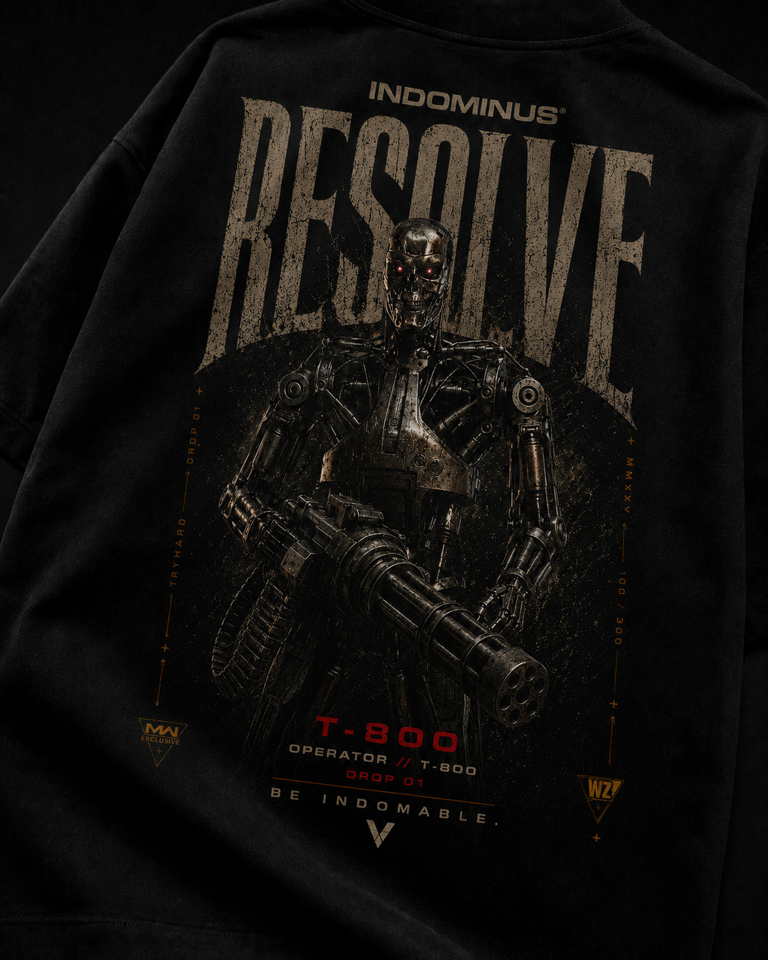 Detalhe da estampa T-800 — RESOLVE na camiseta preta INDOMINUS